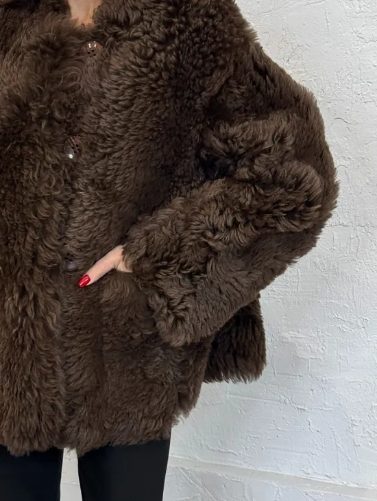 Короткая шуба из натуральной овчины с круглым вырезом и накладными карманами