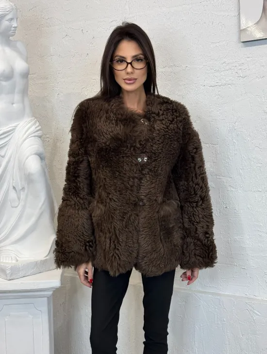 Короткая шуба из натуральной овчины с круглым вырезом и накладными карманами