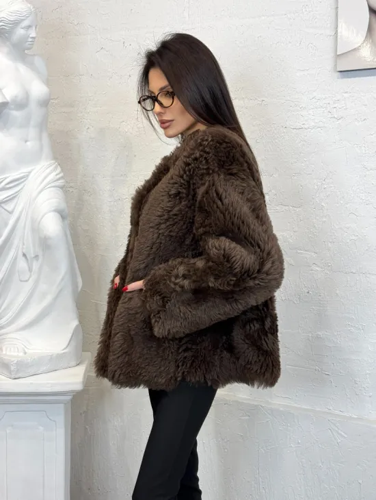 Короткая шуба из натуральной овчины с круглым вырезом и накладными карманами
