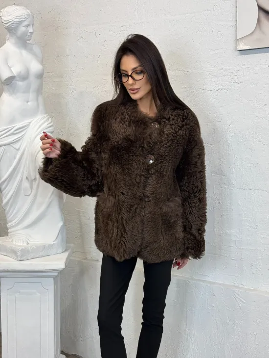 Короткая шуба из натуральной овчины с круглым вырезом и накладными карманами