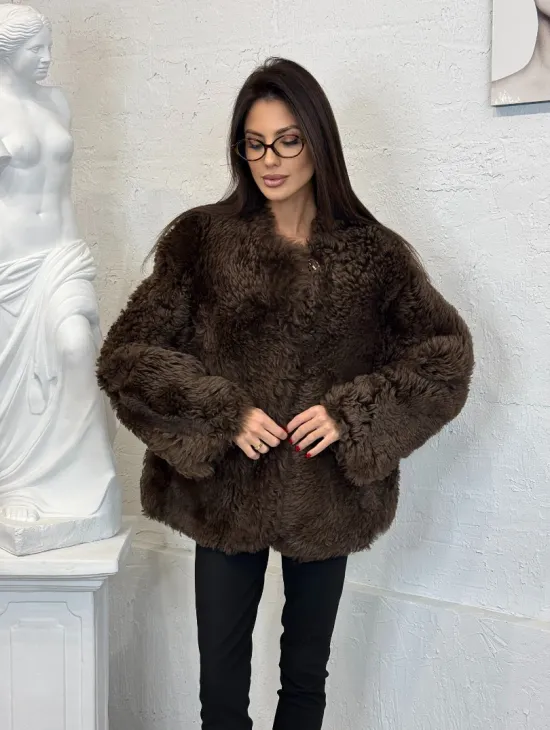 Короткая шуба из натуральной овчины с круглым вырезом и накладными карманами