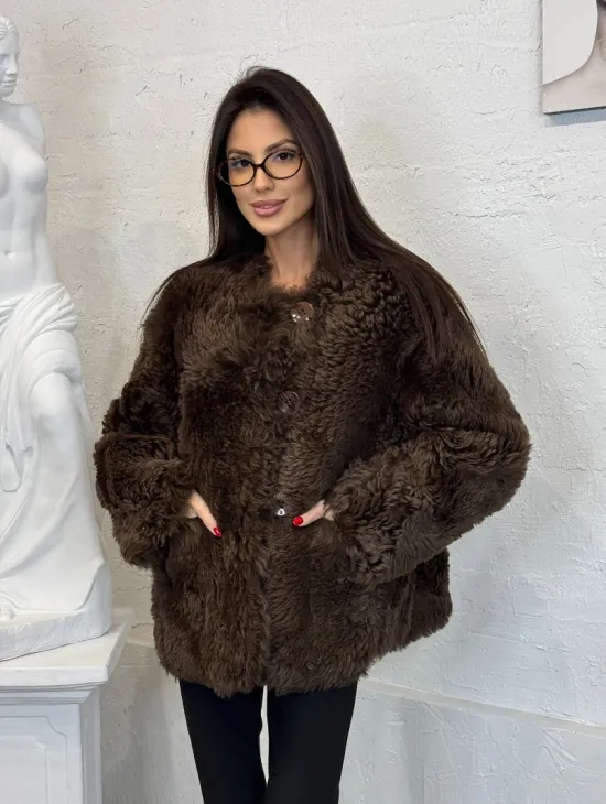 Короткая шуба из натуральной овчины с круглым вырезом и накладными карманами