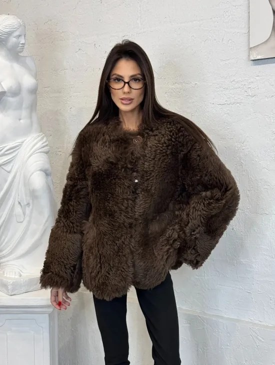 Короткая шуба из натуральной овчины с круглым вырезом и накладными карманами
