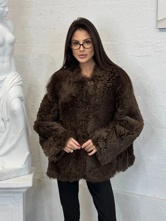 Короткая шуба из натуральной овчины с круглым вырезом и накладными карманами