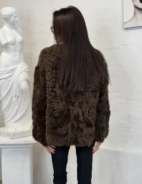 Короткая шуба из натуральной овчины с круглым вырезом и накладными карманами