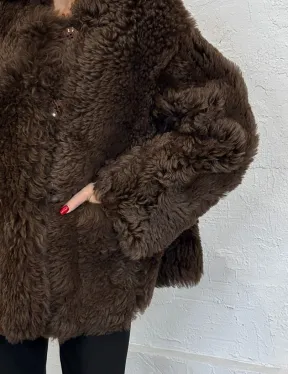 Короткая шуба из натуральной овчины с круглым вырезом и накладными карманами