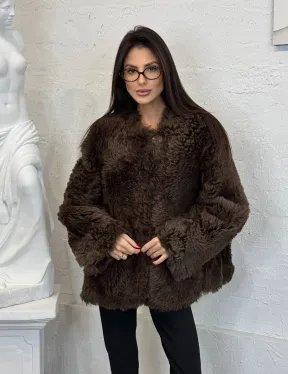 Короткая шуба из натуральной овчины с круглым вырезом и накладными карманами