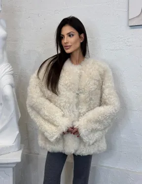 Жакет женский из натуральной овчины с круглым вырезом и накладными карманами