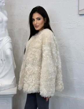 Жакет женский из натуральной овчины с круглым вырезом и накладными карманами
