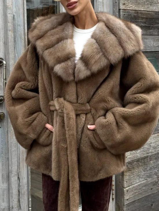 Шуба Luxury Fashion из плюшевой норки VELVET с капюшоном из меха куницы