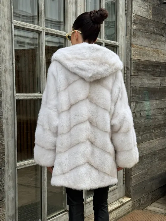 Светлый полушубок автоледи из меха норки с капюшоном