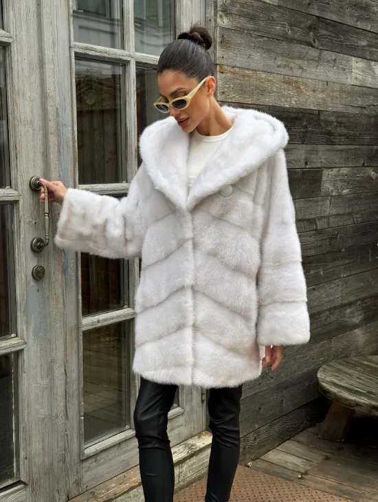 Светлый полушубок автоледи из меха норки с капюшоном