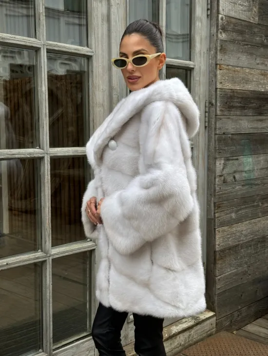 Светлый полушубок автоледи из меха норки с капюшоном