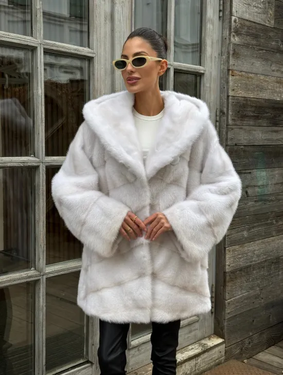 Светлый полушубок автоледи из меха норки с капюшоном