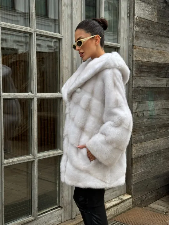 Светлый полушубок автоледи из меха норки с капюшоном