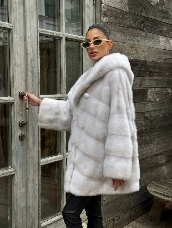 Светлый полушубок автоледи из меха норки с капюшоном