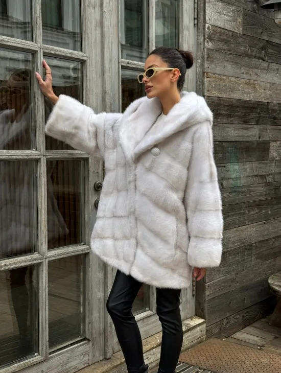 Светлый полушубок автоледи из меха норки с капюшоном