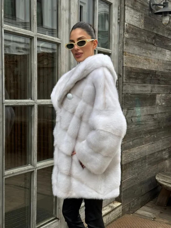 Светлый полушубок автоледи из меха норки с капюшоном