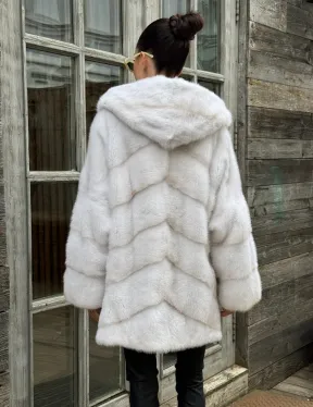 Светлый полушубок автоледи из меха норки с капюшоном