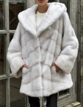 Светлый полушубок автоледи из меха норки с капюшоном