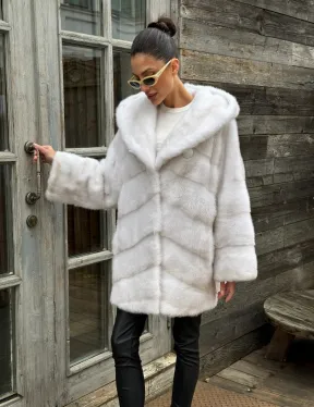 Светлый полушубок автоледи из меха норки с капюшоном