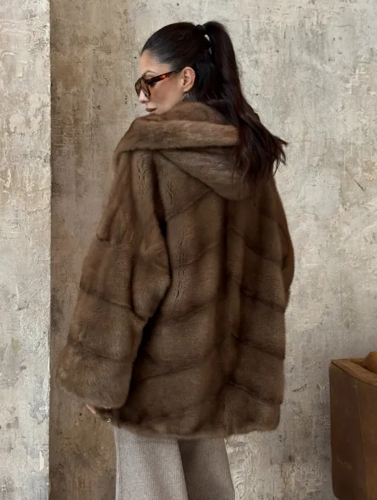 Укороченная норковая шуба с капюшоном из норки