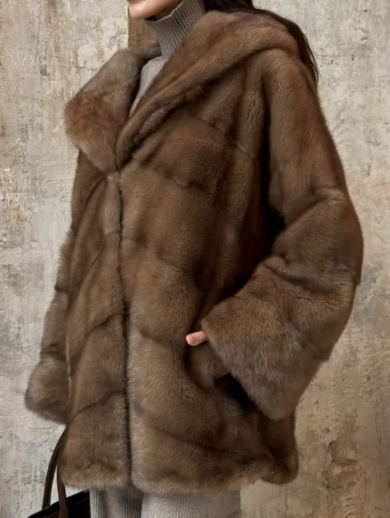 Укороченная норковая шуба с капюшоном из норки