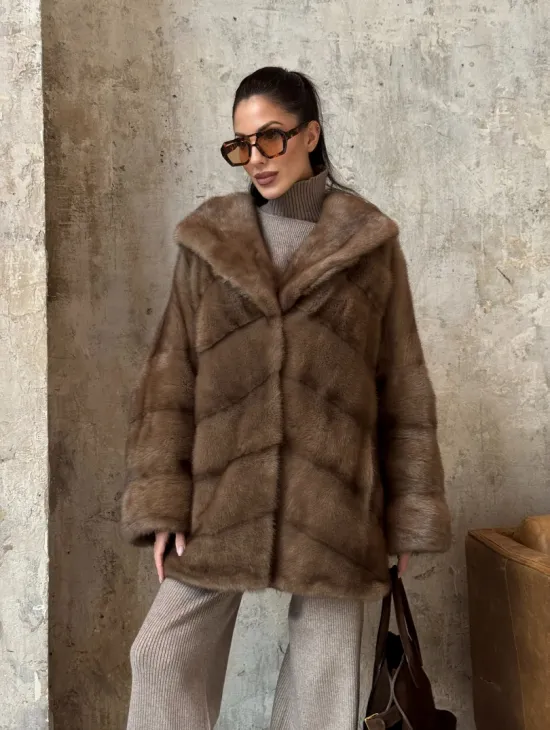 Укороченная норковая шуба с капюшоном из норки