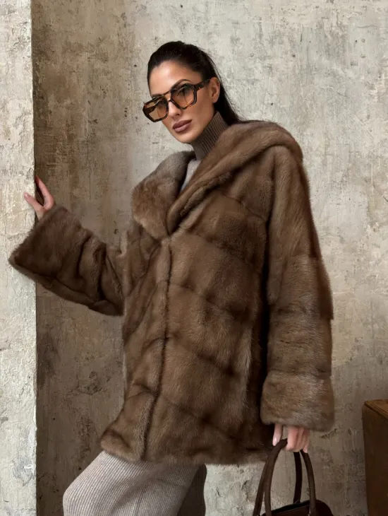 Укороченная норковая шуба с капюшоном из норки