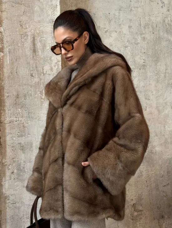 Укороченная норковая шуба с капюшоном из норки