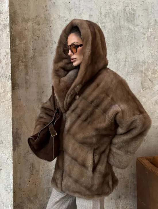 Укороченная норковая шуба с капюшоном из норки