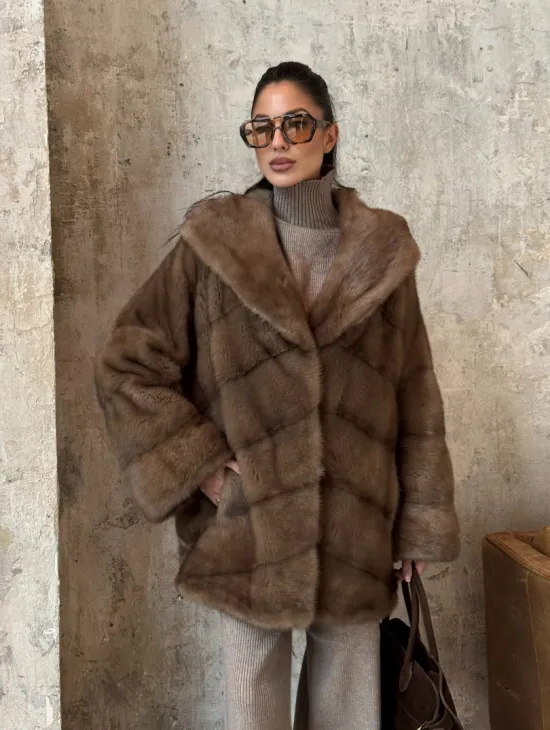 Укороченная норковая шуба с капюшоном из норки