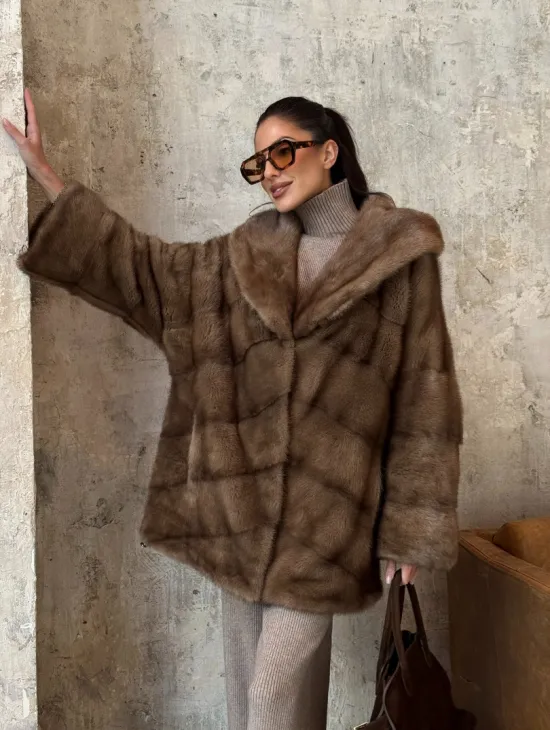 Укороченная норковая шуба с капюшоном из норки