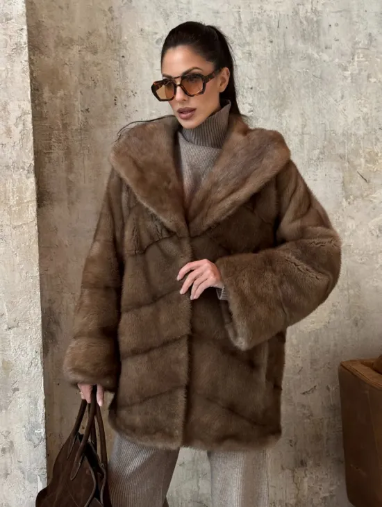 Укороченная норковая шуба с капюшоном из норки