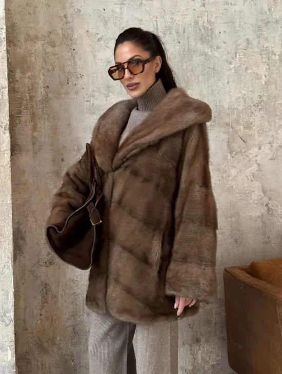 Укороченная норковая шуба с капюшоном из норки