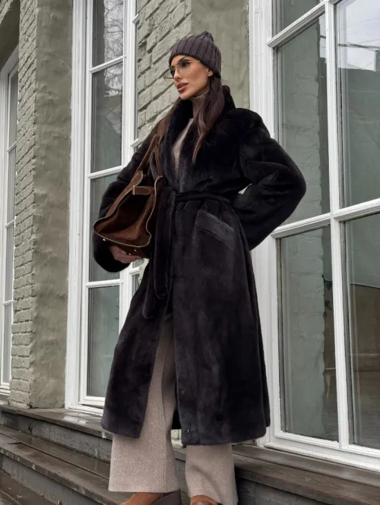 Роскошная шуба из аукционной норки Premium Velvet с V-образным воротником и меховым поясом - горький шоколад