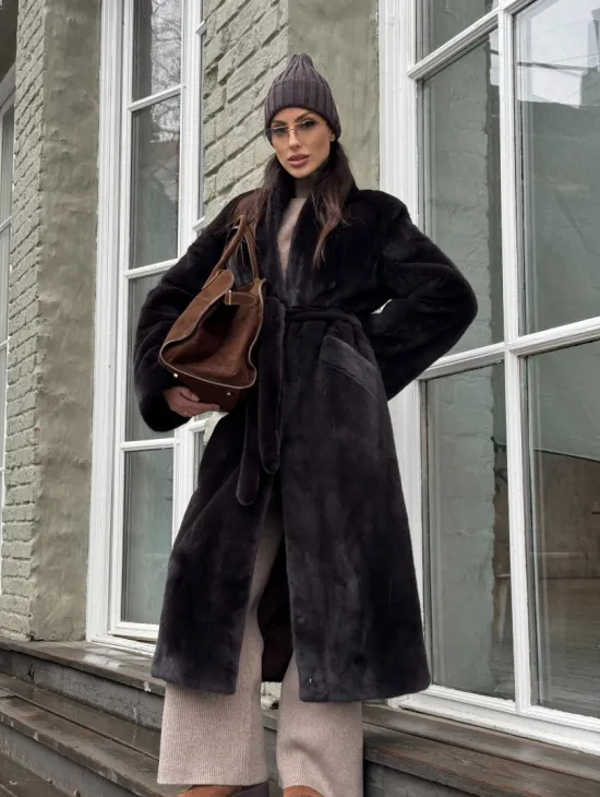 Роскошная шуба из аукционной норки Premium Velvet с V-образным воротником и меховым поясом - горький шоколад