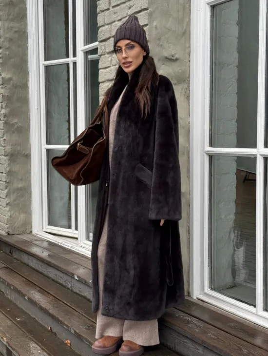 Роскошная шуба из аукционной норки Premium Velvet с V-образным воротником и меховым поясом - горький шоколад