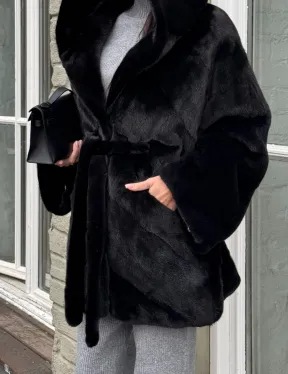 Шуба из канадской норки с капюшоном кобра, фасон летучая мышь