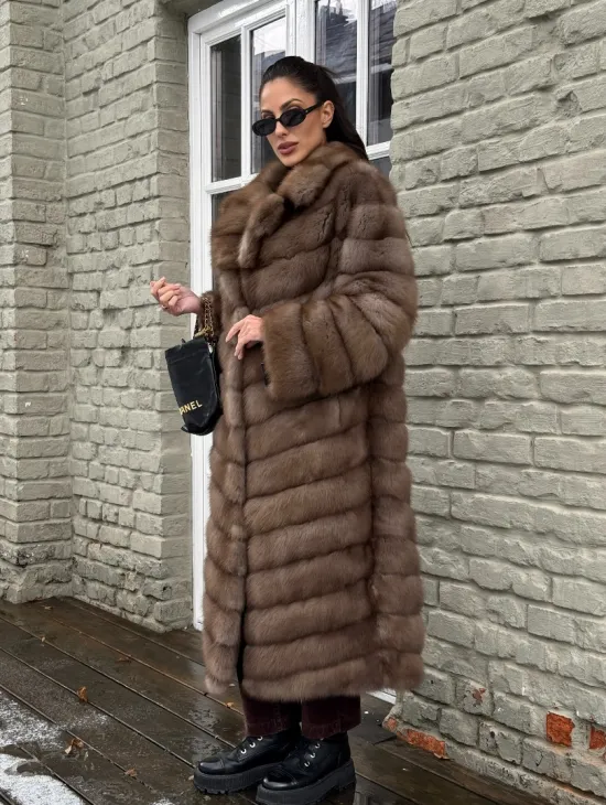 Длинная шуба из меха куницы