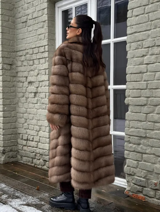 Длинная шуба из меха куницы