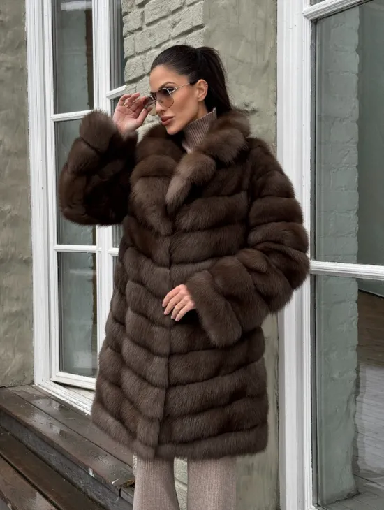 Шуба из меха куницы средней длины цвет темный соболь