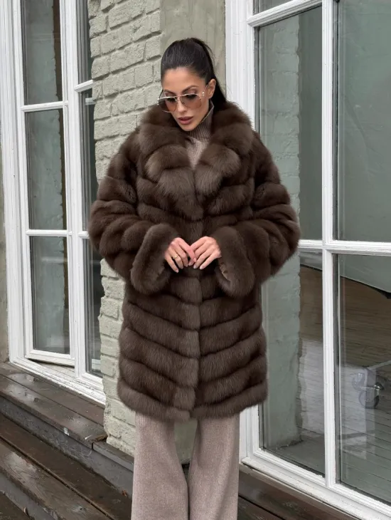 Шуба из меха куницы средней длины цвет темный соболь