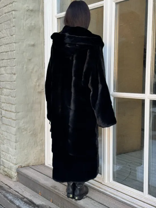 Шуба кимоно с капюшоном черного цвета из скандинавской норки Saga Furs