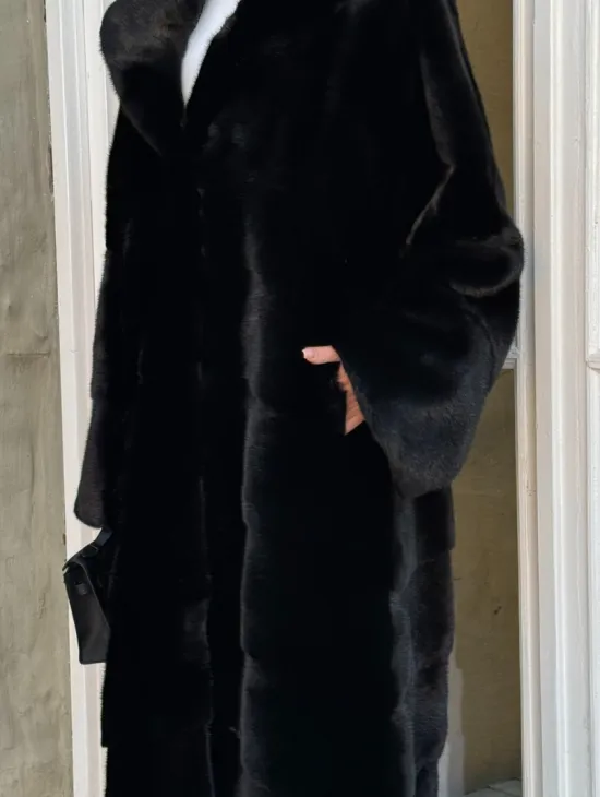 Шуба кимоно с капюшоном черного цвета из скандинавской норки Saga Furs