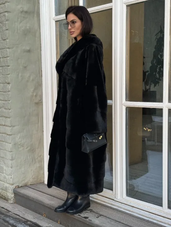 Шуба кимоно с капюшоном черного цвета из скандинавской норки Saga Furs