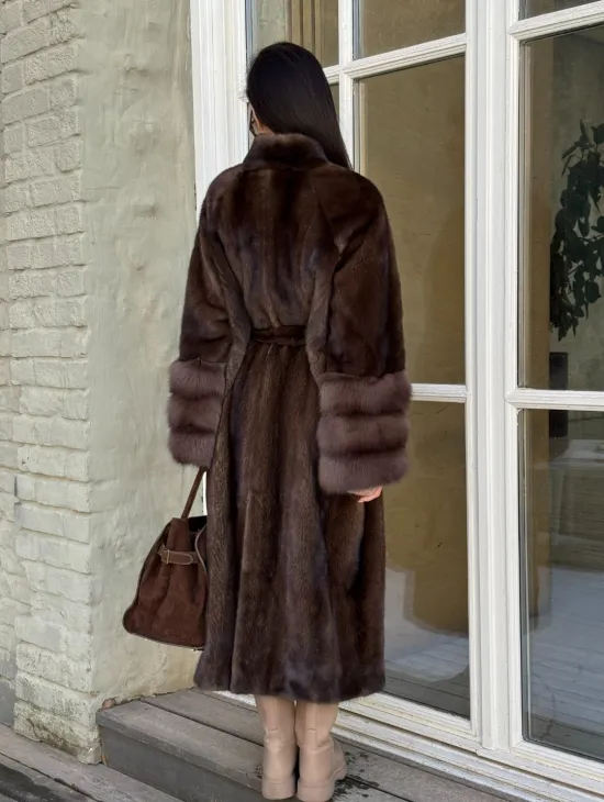 Женская норковая шуба с манжетами из роскошного меха куницы