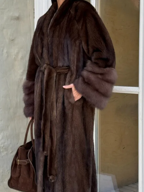 Женская норковая шуба с манжетами из роскошного меха куницы