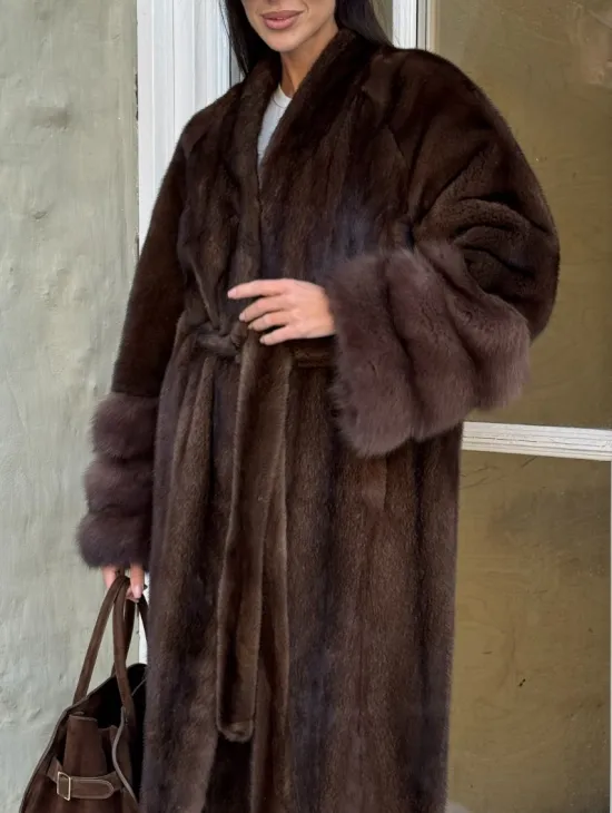 Женская норковая шуба с манжетами из роскошного меха куницы