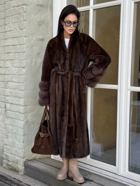 Женская норковая шуба с манжетами из роскошного меха куницы